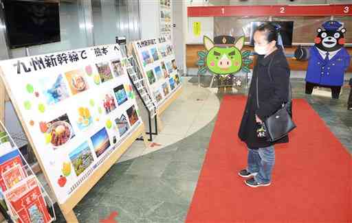 ＪＲ博多駅内に設置された熊本、鹿児島両県の観光パネル＝１日、福岡市