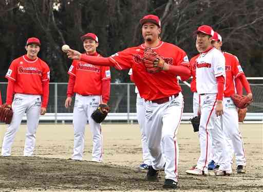 連係プレーの練習をする火の国サラマンダーズの投手陣＝山鹿市カルチャースポーツセンター第３多目的グラウンド（池田祐介）