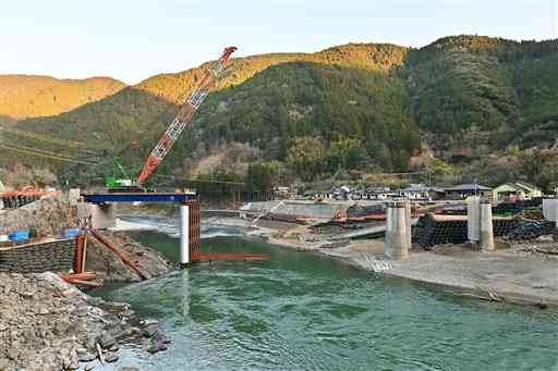 熊本豪雨で流失し、急ピッチで仮橋設置が進む国道２１９号の鎌瀬橋＝１月２５日、八代市（高見伸）