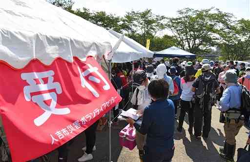 豪雨災害直後の昨年７月、県内から多くの人が訪れ、行列を作ったボランティアセンター＝人吉市