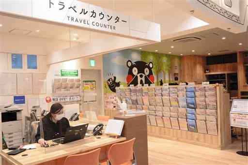 新型コロナウイルスの影響で客足が落ち込み、営業時間の短縮と定休日を設けて営業しているという九州産交ツーリズムのトラベルカウンター＝２日、熊本市中央区