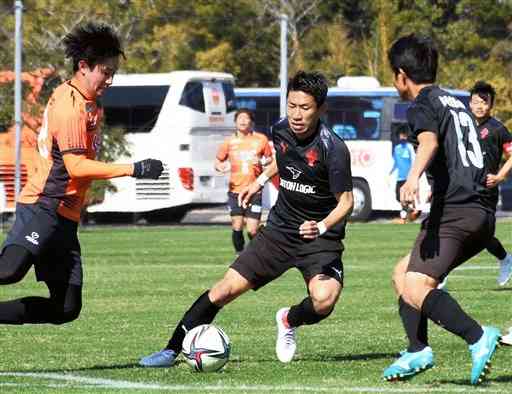 山口との練習試合で相手ＤＦにプレスをかける熊本のＦＷ浅川（中央）＝鹿児島県さつま町