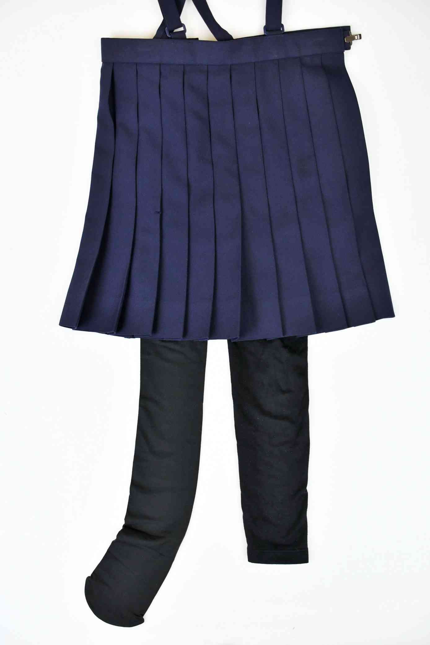 標準服のスカートなどの下にはくタイツ（左）と、一部の小学校では着用が認められていないレギンス