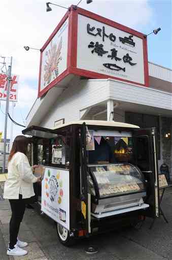 キッチンカーでフルーツサンドの販売を始めた「ビストロ海真丸」＝菊陽町