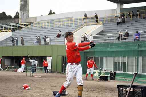 ファンが練習を見守る中、熱心にバットを振り込む火の国サラマンダーズの選手たち＝山鹿市民球場