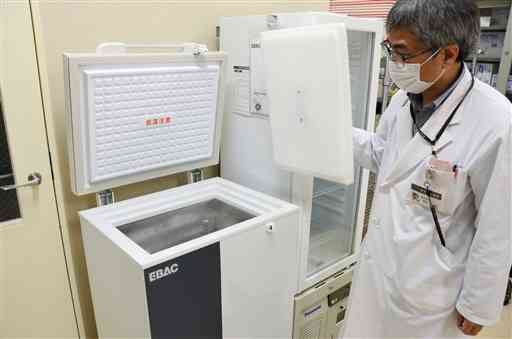 熊本総合病院に国から届けられた、ファイザー製ワクチンを保管できる超低温冷凍庫。１９日にも職員への接種を始める予定だ＝八代市