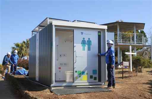湯島の峯公園に設置された完全自己処理型の水洗トイレ＝上天草市