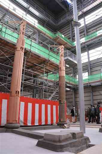 部材の組み立てが始まった阿蘇神社の楼門。中央の柱は地震で破損した部材と新しい部材を接ぎ合わせた＝阿蘇市