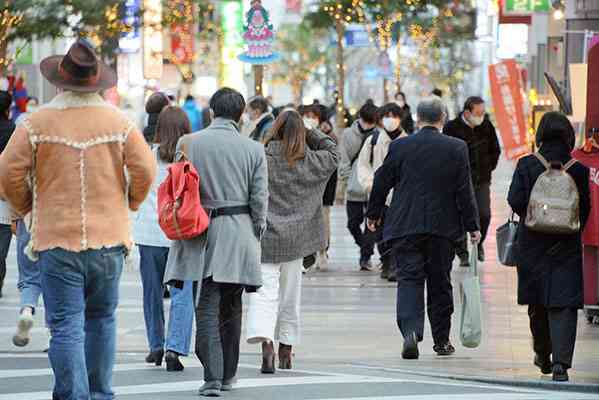 県独自の緊急事態宣言が解除された１８日、下通アーケードを歩く買い物客ら＝午後６時ごろ、熊本市中央区