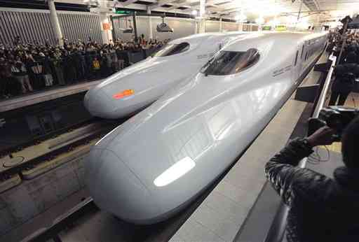 多くの鉄道ファンに見送られて出発する新大阪行きの一番列車「さくら」（手前）＝２０１１年３月１２日、熊本市西区のＪＲ熊本駅
