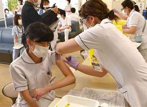 新型コロナウイルスワクチンの先行接種を受ける熊本総合病院の医療従事者＝１９日午後、八代市（池田祐介）