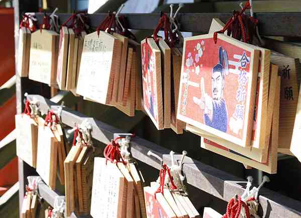 山崎菅原神社にずらりと並んだ合格祈願の絵馬＝熊本市中央区