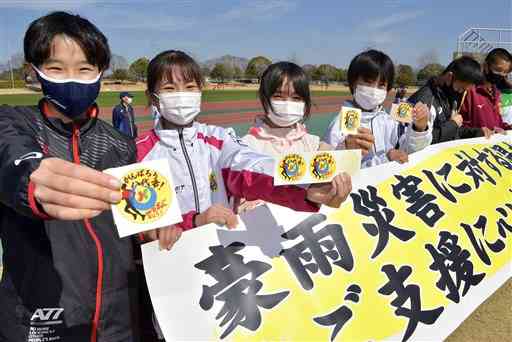 熊本豪雨で被災した坂本町を励ますステッカーを付けて競技に臨んだ八代市チームの選手たち＝２３日、熊本市東区の県民総合運動公園（小野宏明）