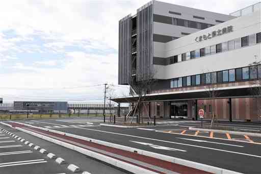 九州新幹線新玉名駅（左奥）のそばに建設された「くまもと県北病院」。駅周辺開発の契機になると期待されている＝玉名市