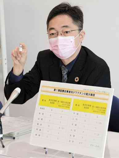 新型コロナウイルスワクチンの配分について説明する木村敬副知事＝２５日、県庁
