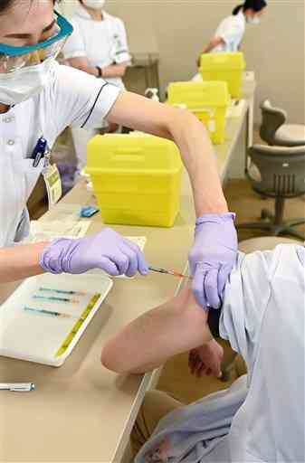 新型コロナウイルスワクチンの先行接種をする熊本総合病院の職員＝１９日午後、八代市（池田祐介）