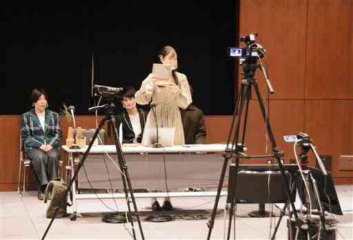 成果発表会で、開発した木工品を紹介する県立大総合管理学部の学生ら＝熊本市中央区