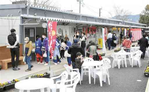 多くの人でにぎわう仮設商店街「モゾカタウン人吉駅前」＝２７日、人吉市