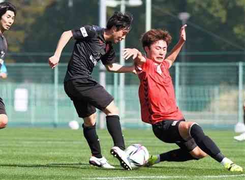 Ｊ２金沢との練習試合でシュートを放つ熊本のＭＦ東出＝宮崎市の清武総合運動公園