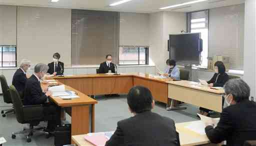 「元東稜高校生徒いじめ調査委員会」の設置を決めた県教育委員会の定例会＝２日、県庁