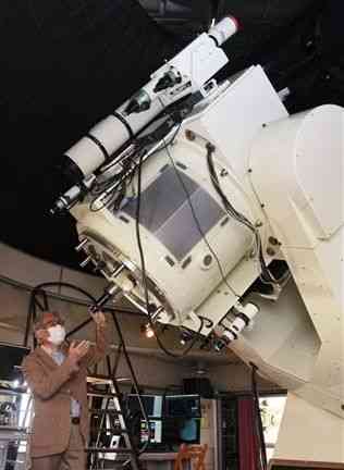 熊本地震で奇跡的に無事だった九州最大級の天体望遠鏡を紹介する宮本孝志オーナー＝南阿蘇村