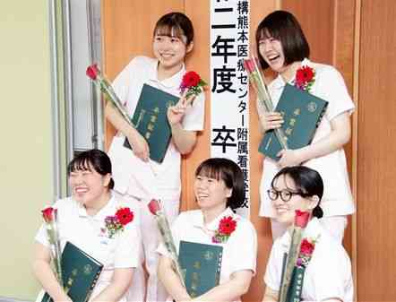 国立病院機構熊本医療センター付属看護学校の卒業式で、記念撮影する卒業生たち＝３日、熊本市中央区