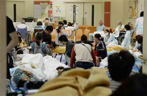 １階ロビーに避難した熊本市民病院の患者たち。足の踏み場もない状態だった＝2016年４月16日午前４時すぎ、熊本市東区（横井誠）