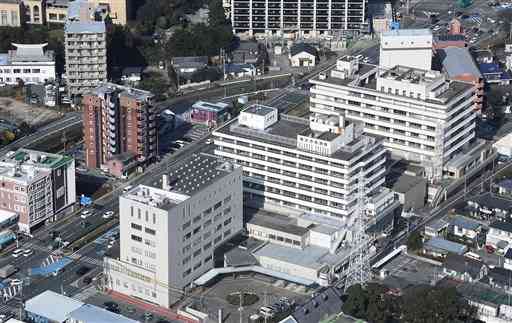上空から見た熊本市民病院。手前から新館、南館、北館。左の道路は国道57号（東バイパス）＝2016年12月、熊本市東区（池田祐介）