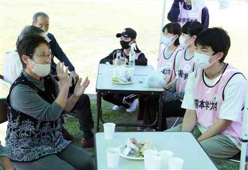 仮設団地で被災者の交流カフェを開く熊本学園大生＝昨年１０月、人吉市