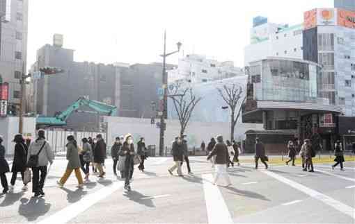 解体工事が進む熊本パルコが入居していたビル。閉店後、若者から「遊び場が減った」との声も＝２月中旬、熊本市中央区