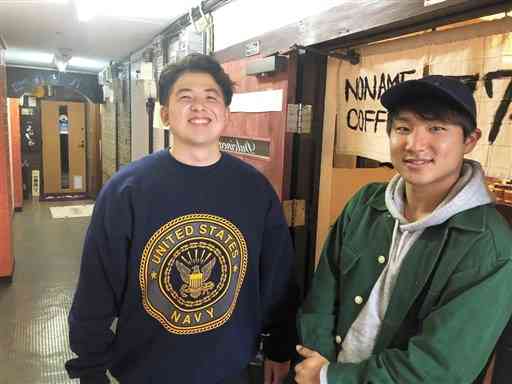 繁華街にコーヒー店を開いた岡田修人さん（左）と山下璃久さん＝熊本市中央区