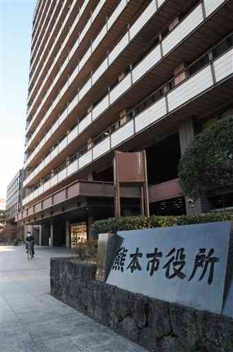 「耐震不足」が指摘されている熊本市役所本庁舎。新型コロナウイルスの影響で今後の整備のあり方に関する議論は止まったままだ＝同市