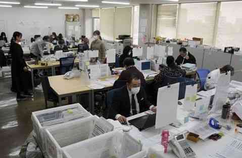 時短協力金の申請書類を審査するスタッフ＝５日、熊本市
