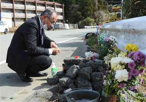 大和晃さんが犠牲となった旧阿蘇大橋近くで花やたばこを供える父卓也さん＝３日、南阿蘇村河陽