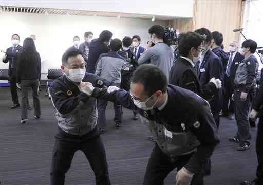２人１組で護身術訓練を繰り返すＪＲ九州熊本支社の従業員ら＝８日、熊本市西区