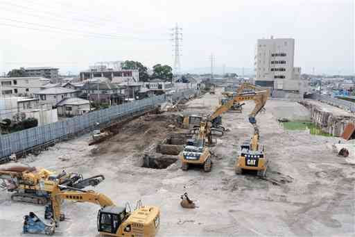 工事が中断し、鋼製の矢板が打ち込まれた旧熊本市民病院の解体現場＝同市東区