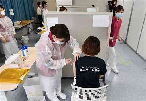 新型コロナウイルスワクチンの優先接種が県内の民間病院でも始まり、接種を受ける熊本回生会病院の医療従事者＝９日、嘉島町（高見伸）