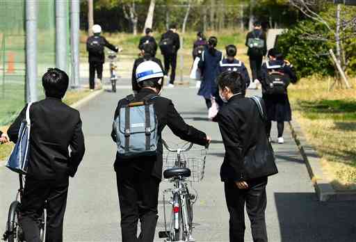 県公立高入試の後期（一般）選抜を終え、会場を後にする受験生たち＝１０日午後、熊本市西区の千原台高（石本智）