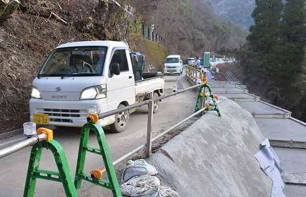 全面通行止めが解除された区間を通り、槻木地区へ向かう車＝１１日午前７時１５分ごろ、多良木町