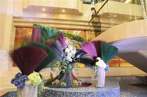ホテルメトロポリタンのロビーに展示されている県産イ草とアジサイを組み合わせたオブジェ＝東京・池袋