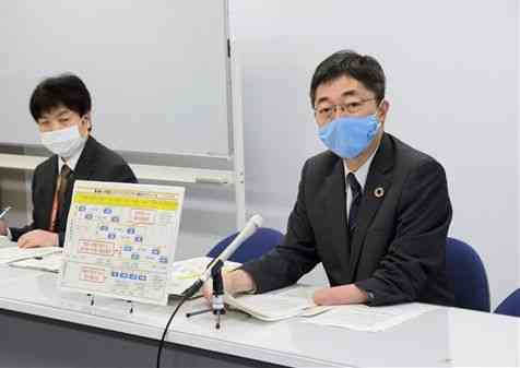 新型コロナウイルスワクチンの医療従事者向けの配分などについて説明する木村敬副知事（右）＝１２日、県庁