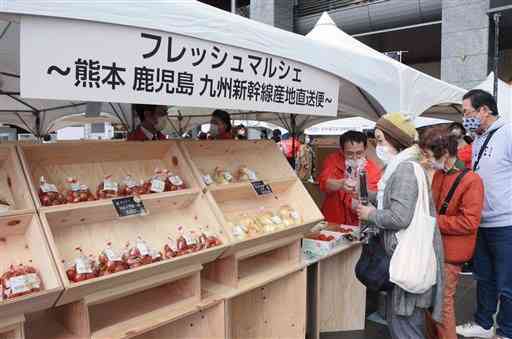 九州新幹線で運ばれた熊本県産野菜を買い求める人たち＝１３日、福岡市