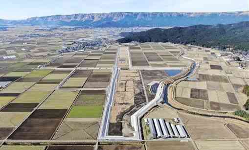 県内最大８８ヘクタールの小倉遊水地。土地を掘り込んだ「初期湛水地」と、普段は農地として利用する「二次湛水地」がある＝阿蘇市（県提供）