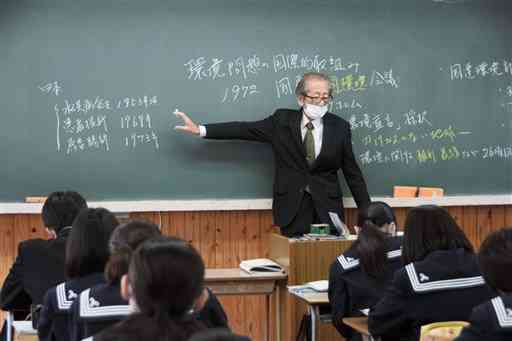 最後の授業をする田中義章さん。人吉高で通算４１年もの間、教壇に立った＝１８日、人吉市