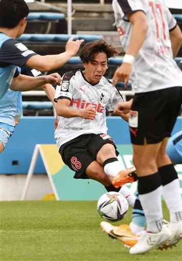 【熊本－ＹＳ横浜】前半、シュートを放つ熊本の杉山＝ニッパツ三ツ沢球技場