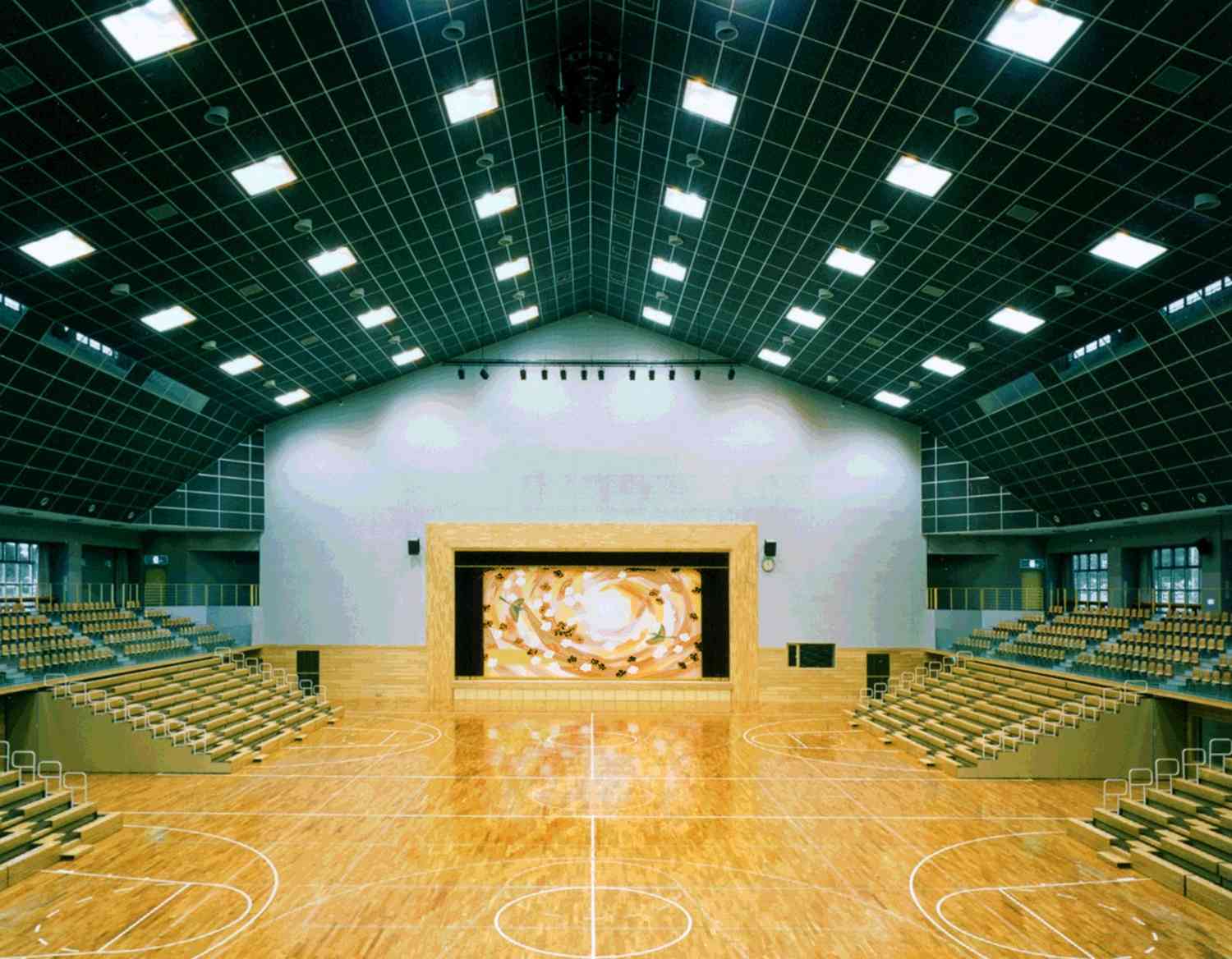 熊本地震が起きる前の同体育館（益城町提供）