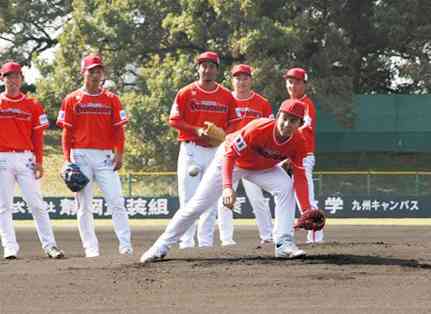 ２０日の開幕戦に向けて練習に励む火の国サラマンダーズの選手たち＝リブワーク藤崎台球場