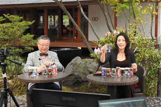 ネット配信でカップ酒を紹介する山下泰雄社長（左）と米野真理子さん＝山都町