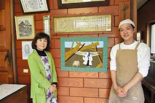 パッチワークで井形朝香さんを表現した友人の前川悦子さん（左）と猿渡製麺所の１０代目の師富慶太朗さん＝南関町
