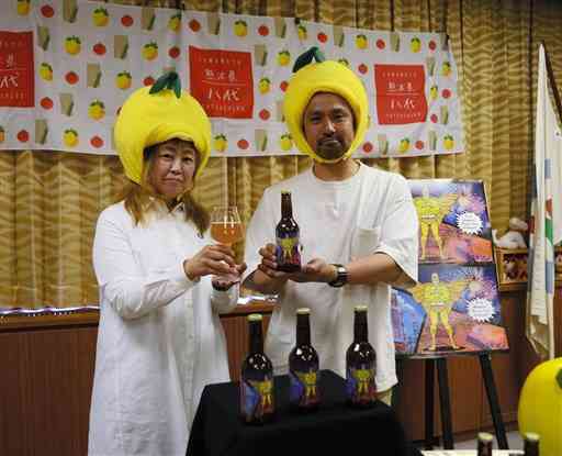 晩白柚を使ったクラフトビールを開発した田上晃子社長（左）と、製造した荒木信也さん＝八代市